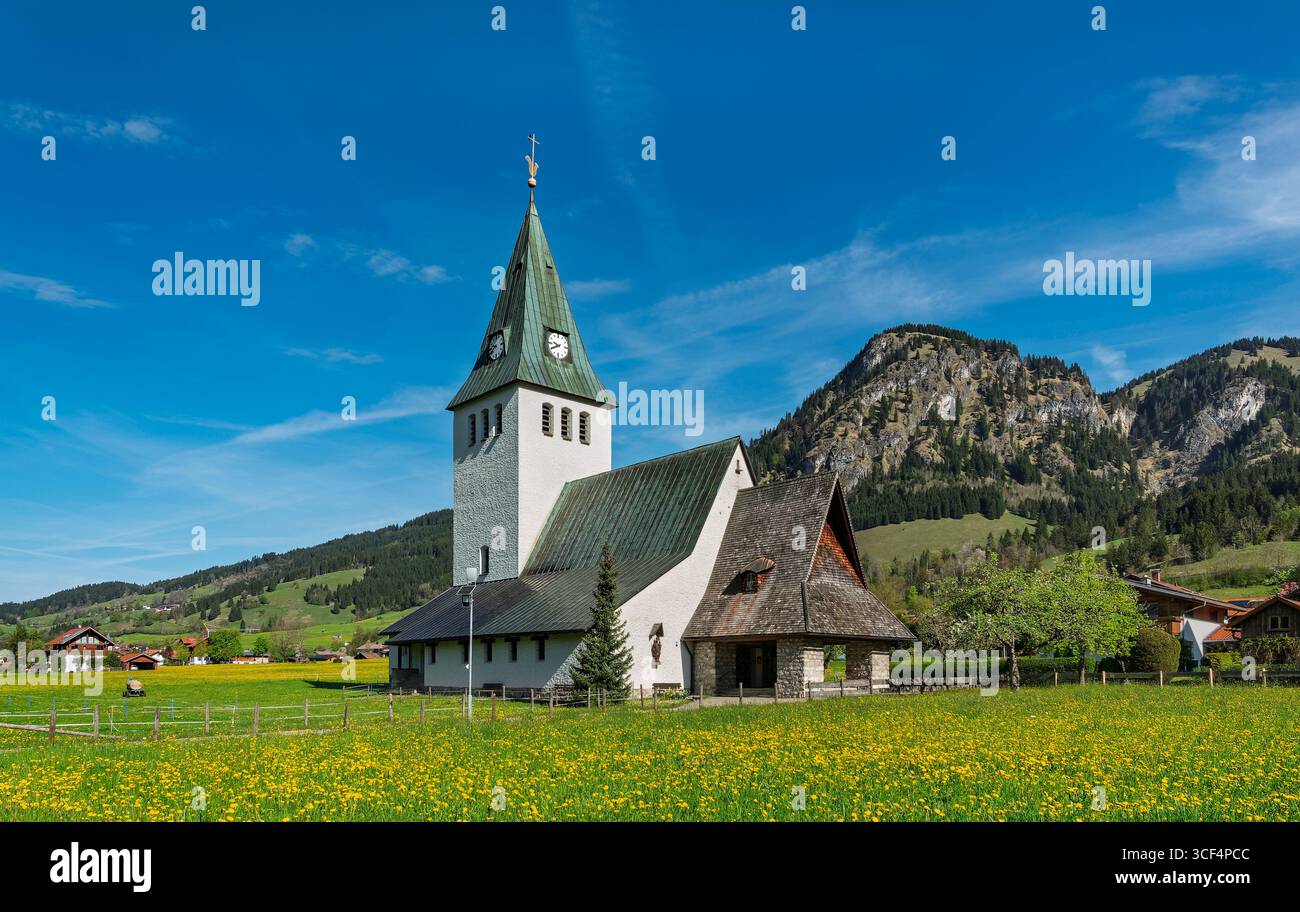 Bad Hindelang, la chiesa cattolica di Maria Himmelfahrt e St. Jodok nel quartiere di Bad Oberdorf. Foto Stock
