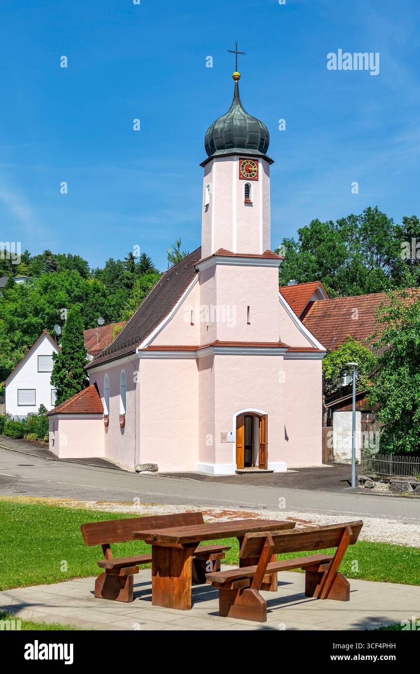 L'abate del monastero di Zwiefalten fece costruire la cappella dell'assunzione di Maria a Lauterach nel 1601 dallo scalpellino Georg Rümelin di Dettingen / Erms. L'altare maggiore risale al 1650 e la pala d'altare fu dipinta nel 1850, raffigurante la morte di Maria. Foto Stock
