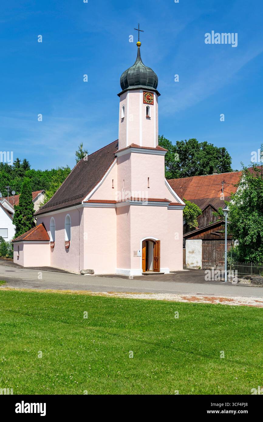 L'abate del monastero di Zwiefalten fece costruire la cappella dell'assunzione di Maria a Lauterach nel 1601 dallo scalpellino Georg Rümelin di Dettingen / Erms. L'altare maggiore risale al 1650 e la pala d'altare fu dipinta nel 1850, raffigurante la morte di Maria. Foto Stock