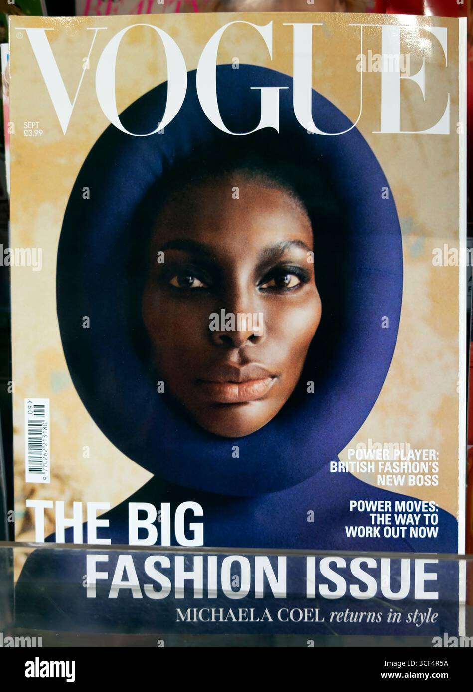 Michaela Coel attore, modella di moda, regista, autrice sulla copertina della rivista Vogue sullo scaffale delle riviste dei supermercati Londra Regno Unito, numero di agosto 2025 Foto Stock