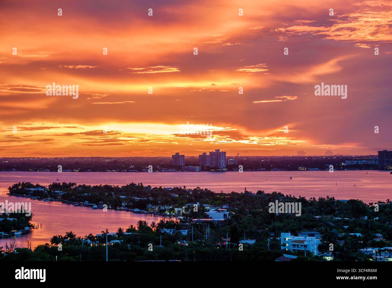 Miami Beach, Florida, North Beach, Biscayne Bay, nuvole colorate di cielo al tramonto, vista aerea dall'alto verso il basso, Biscayne Point, glo dei cambiamenti climatici Foto Stock