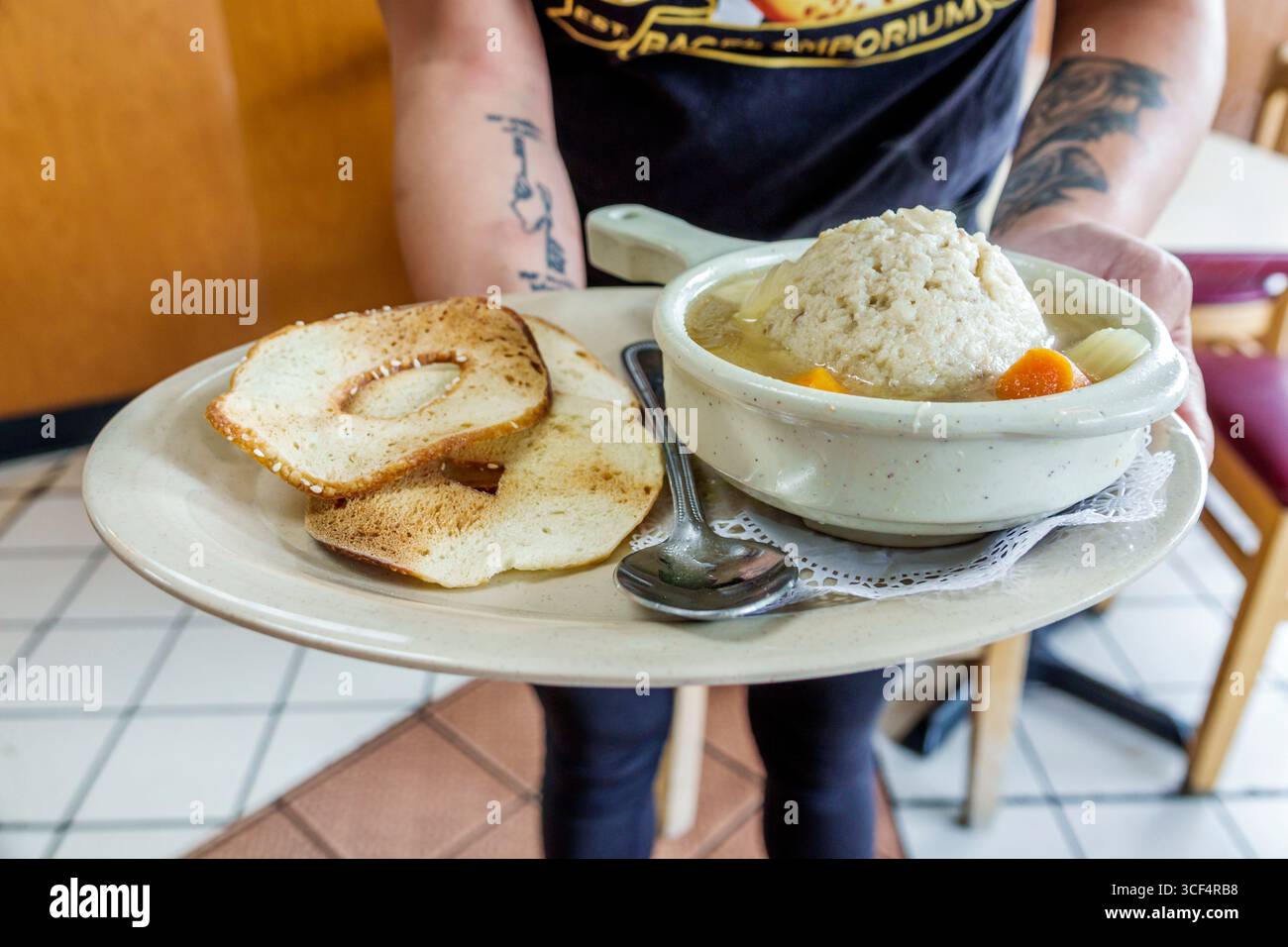 Coral Gables Miami Florida, Bagel Emporium & Grille, caffetteria ristorante, cucina ebraica, interno, cameriera ispanica che tiene in mano un vassoio che serve zuppe e palle azotate Foto Stock