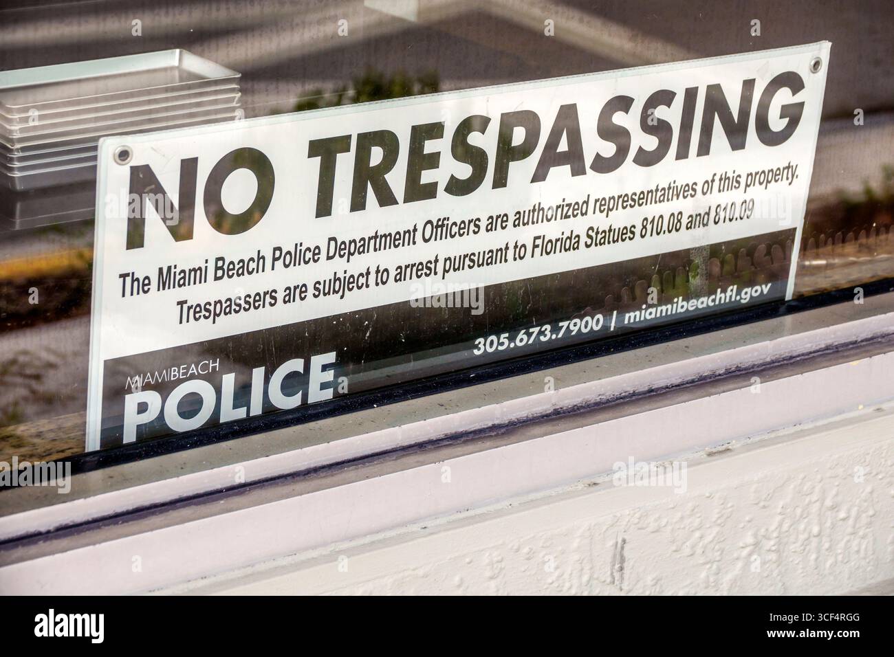 Miami Beach, Florida, North Beach, Collins Avenue, cartello della polizia, nessun avviso di respingimento, informazioni di contatto del Dipartimento di polizia di Miami Beach, legge Foto Stock