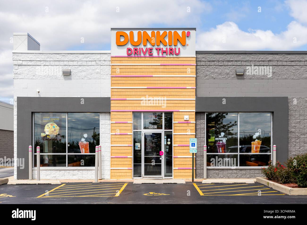 Dunkin' è una catena multinazionale di caffetterie che offre caffè, bagel, panini, ciambelle, e gelato attraverso Baskin Robbins. Foto Stock