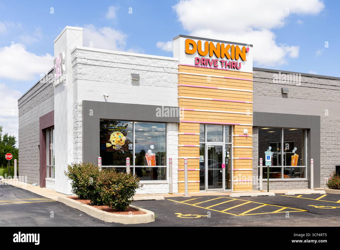 Dunkin' è una catena multinazionale di caffetterie che offre caffè, bagel, panini, ciambelle, e gelato attraverso Baskin Robbins. Foto Stock