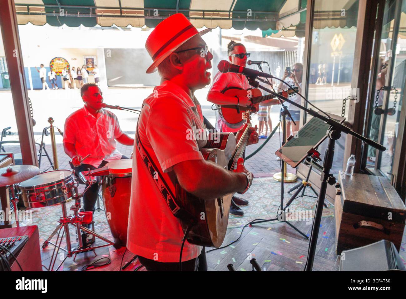 Miami Florida, quartiere Little Havana, 8th Street Calle Ocho, Viernes Culturales, venerdì culturale, evento mensile, ispanico cubano, Ball & Chain Bar e L Foto Stock