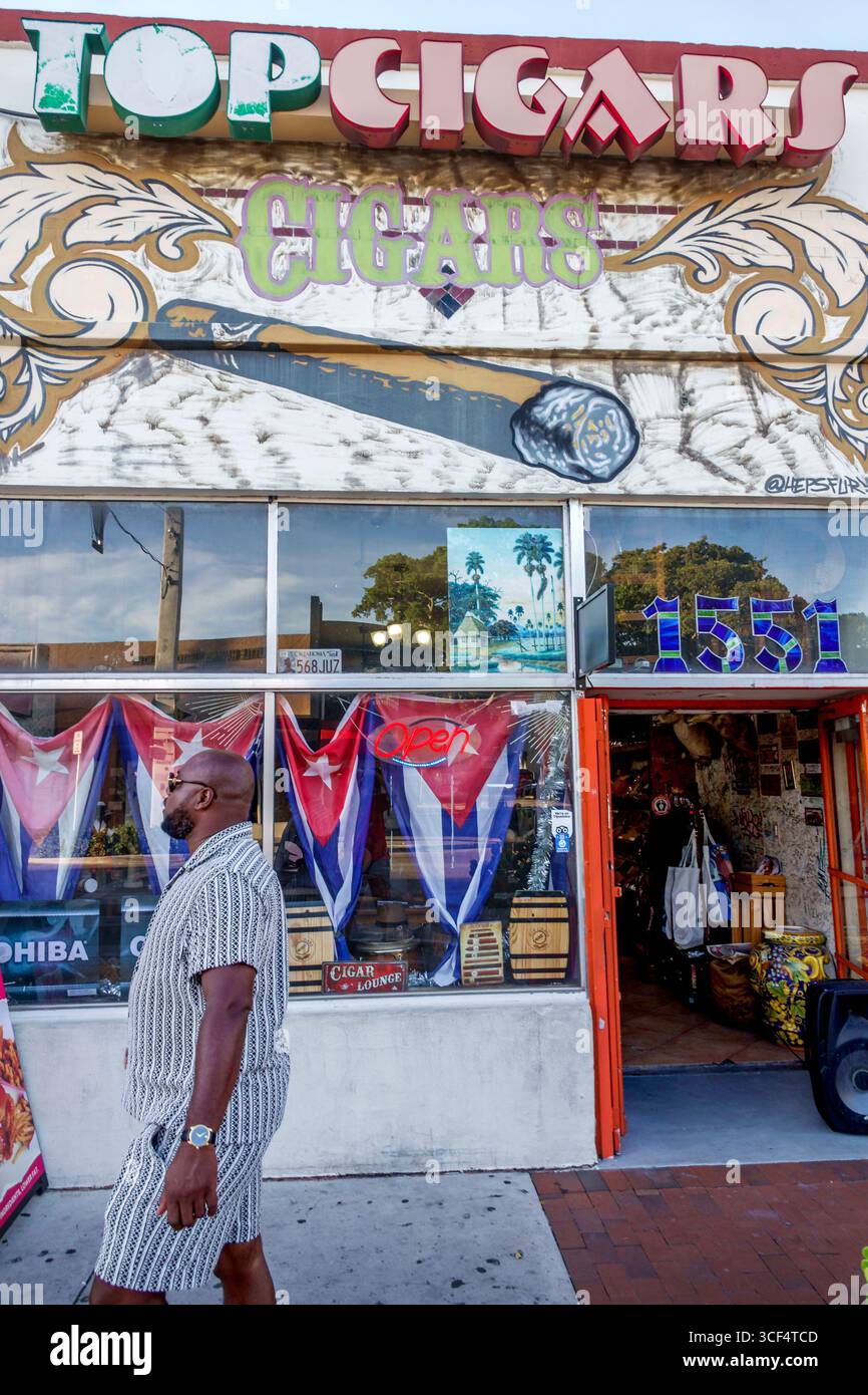 Miami Florida, quartiere Little Havana, 8th Street Calle Ocho, Viernes Culturales, venerdì culturale, evento mensile, ispanico cubano, Top Cigars tabacco sho Foto Stock