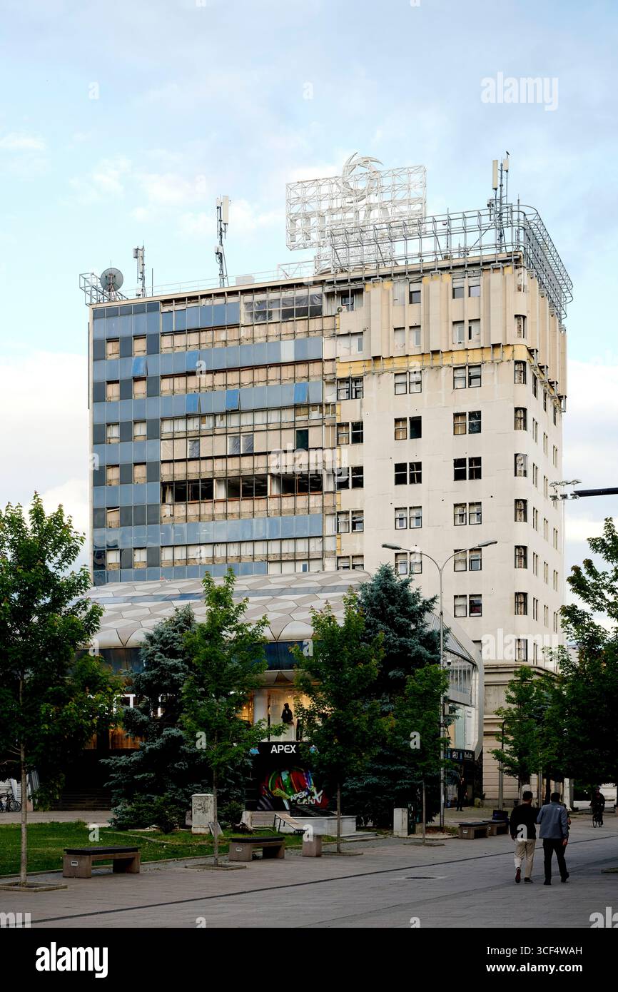 Edificio in rovina, Skopje 2014, riprogettazione architettonica, città barocca, edificio in rovina, alto edificio, edificio amministrativo, posto vacante, Macedonia del Nord, Macedonia Foto Stock