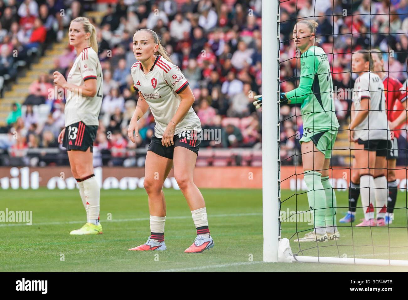LEIGH, INGHILTERRA - 20 agosto: Lily Woodham del Liverpool FC attende l'angolo d'angolo dell'Utd durante l'amichevole tra Manchester United Women e Liverpool FC Women al Leigh Sports Village il 20 agosto 2025 a Leigh, Inghilterra. (Foto di James Giblin) Foto Stock
