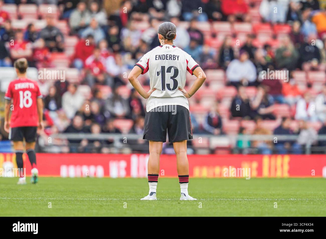 LEIGH, INGHILTERRA - 20 agosto: Mia Enderby del Liverpool FC durante l'amichevole tra Manchester United Women e Liverpool FC Women al Leigh Sports Village il 20 agosto 2025 a Leigh, Inghilterra. (Foto di James Giblin) Foto Stock