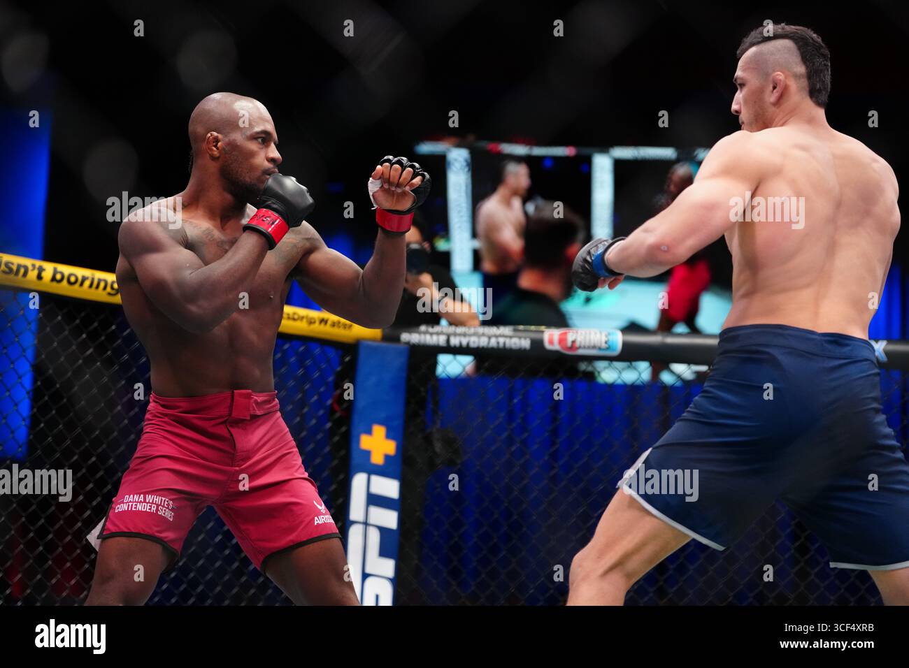 19 agosto 2025, Las Vegas, Nevada, Las Vegas, NV, Stati Uniti: Brandon Holmes e Cam Rowston si incontrano nell'ottagono per un incontro di 3 round a UFC Apex per UFC - DWCS - Dana White Contender Series EP. 2 il 19 agosto 2025 a Las Vegas, Nevada, Stati Uniti. (Foto di Louis Grasse/PxImages) (immagine di credito: © Louis Grasse/PX Imagens via ZUMA Press Wire) SOLO PER USO EDITORIALE! Non per USO commerciale! Foto Stock