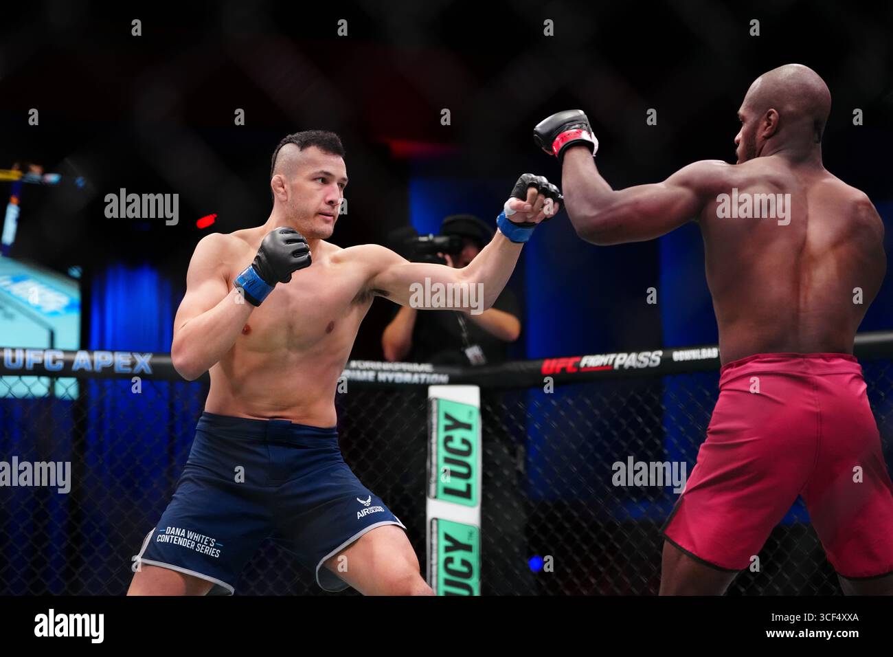 19 agosto 2025, Las Vegas, Nevada, Las Vegas, NV, Stati Uniti: Brandon Holmes e Cam Rowston si incontrano nell'ottagono per un incontro di 3 round a UFC Apex per UFC - DWCS - Dana White Contender Series EP. 2 il 19 agosto 2025 a Las Vegas, Nevada, Stati Uniti. (Foto di Louis Grasse/PxImages) (immagine di credito: © Louis Grasse/PX Imagens via ZUMA Press Wire) SOLO PER USO EDITORIALE! Non per USO commerciale! Foto Stock