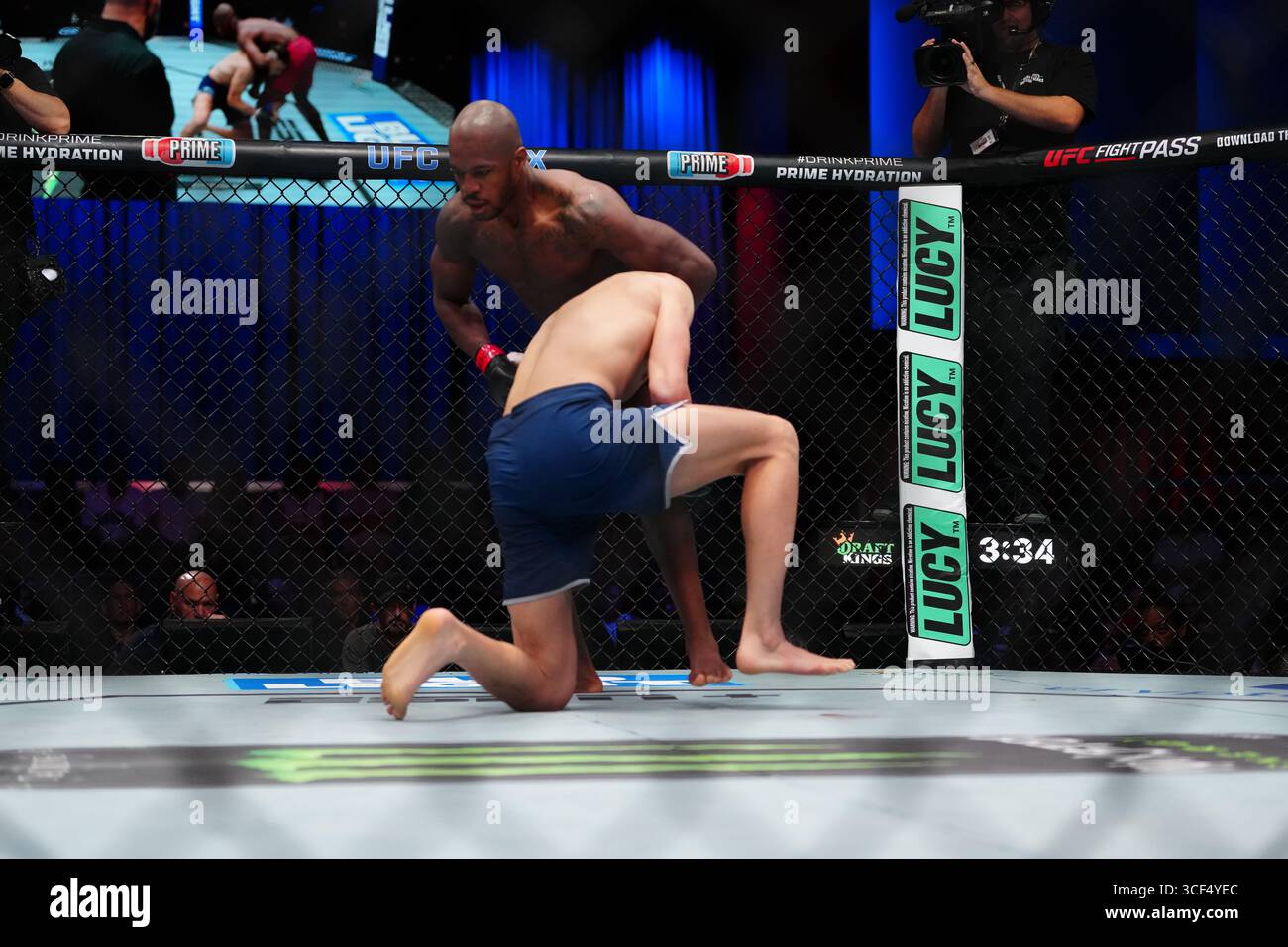 19 agosto 2025, Las Vegas, Nevada, Las Vegas, NV, Stati Uniti: Brandon Holmes e Cam Rowston si incontrano nell'ottagono per un incontro di 3 round a UFC Apex per UFC - DWCS - Dana White Contender Series EP. 2 il 19 agosto 2025 a Las Vegas, Nevada, Stati Uniti. (Foto di Louis Grasse/PxImages) (immagine di credito: © Louis Grasse/PX Imagens via ZUMA Press Wire) SOLO PER USO EDITORIALE! Non per USO commerciale! Foto Stock