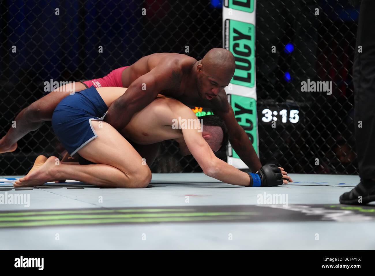 19 agosto 2025, Las Vegas, Nevada, Las Vegas, NV, Stati Uniti: Brandon Holmes e Cam Rowston si incontrano nell'ottagono per un incontro di 3 round a UFC Apex per UFC - DWCS - Dana White Contender Series EP. 2 il 19 agosto 2025 a Las Vegas, Nevada, Stati Uniti. (Foto di Louis Grasse/PxImages) (immagine di credito: © Louis Grasse/PX Imagens via ZUMA Press Wire) SOLO PER USO EDITORIALE! Non per USO commerciale! Foto Stock