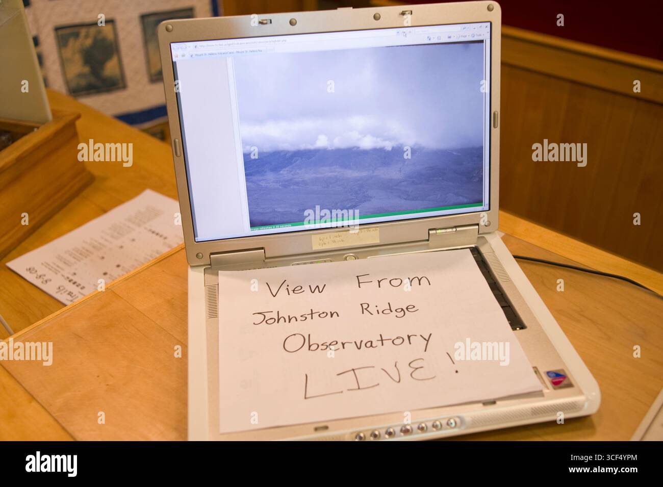 Computer portatile con una diretta web vista del Monte Sant Helens. Il Monte Sant Helens Visitor Centre, Castello di roccia, Cowlitz County, Washington, Stati Uniti d'America Foto Stock