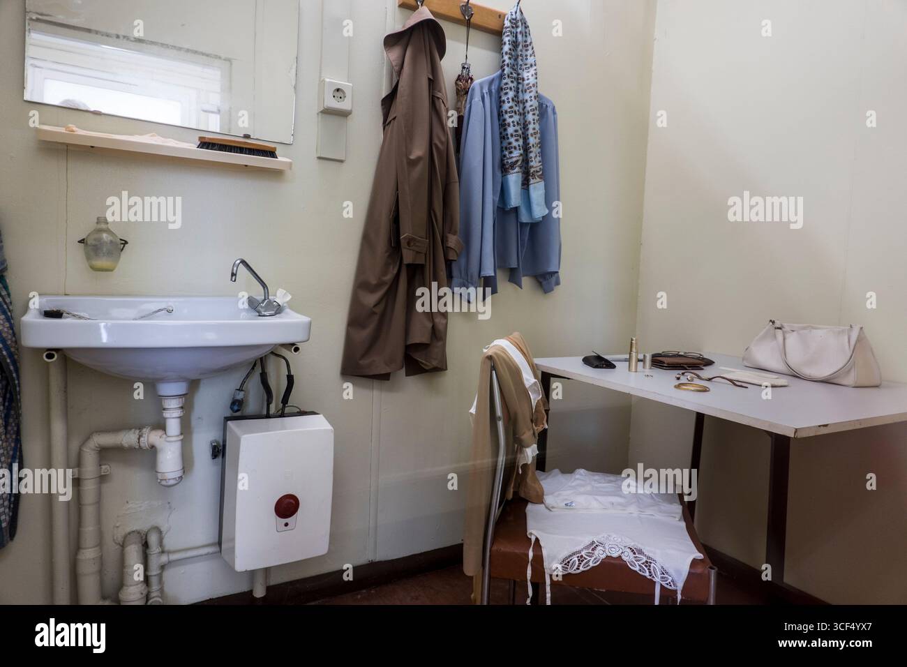 Il memoriale della divisione tedesca presso l'ex valico di frontiera di Marienborn-Helmstedt, Germania, Sassonia-Anhalt, Sommersdorf, in mostra è una sala per la ricerca del corpo dei viaggiatori transfrontalieri Foto Stock