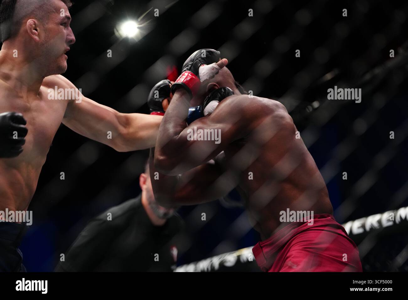 19 agosto 2025, Las Vegas, Nevada, Las Vegas, NV, Stati Uniti: Brandon Holmes e Cam Rowston si incontrano nell'ottagono per un incontro di 3 round a UFC Apex per UFC - DWCS - Dana White Contender Series EP. 2 il 19 agosto 2025 a Las Vegas, Nevada, Stati Uniti. (Foto di Louis Grasse/PxImages) (immagine di credito: © Louis Grasse/PX Imagens via ZUMA Press Wire) SOLO PER USO EDITORIALE! Non per USO commerciale! Foto Stock