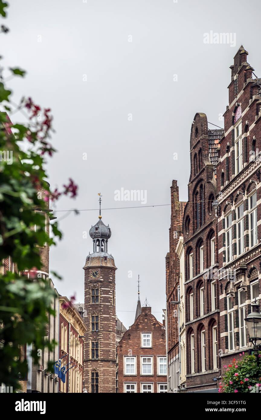 Torre del municipio e pittoresche facciate di case a Venlo Foto Stock