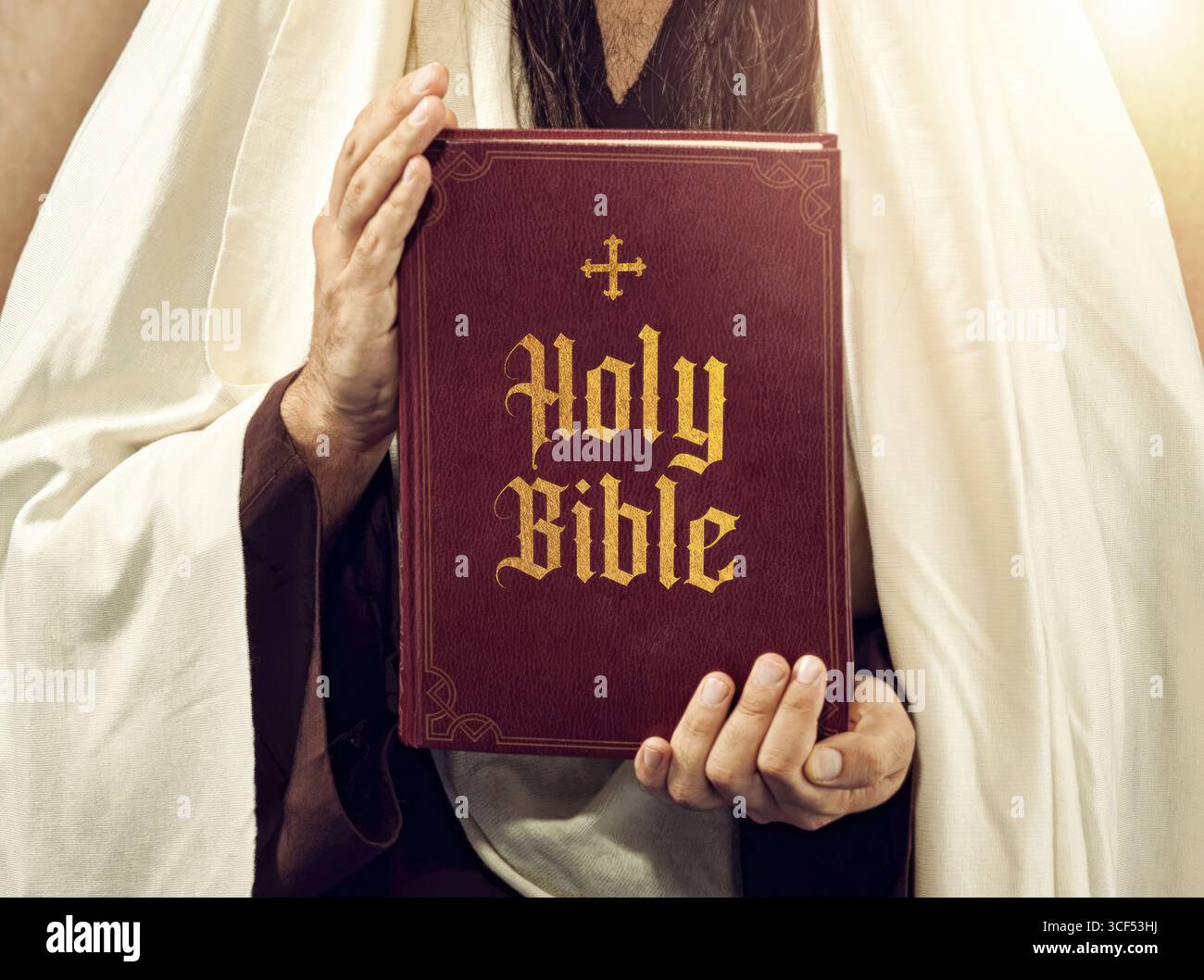 Il profeta, in abiti tradizionali, ha una bibbia sacra, che irradia fede e spiritualità. Bibbia, religione, credo, preghiera, saggezza Foto Stock