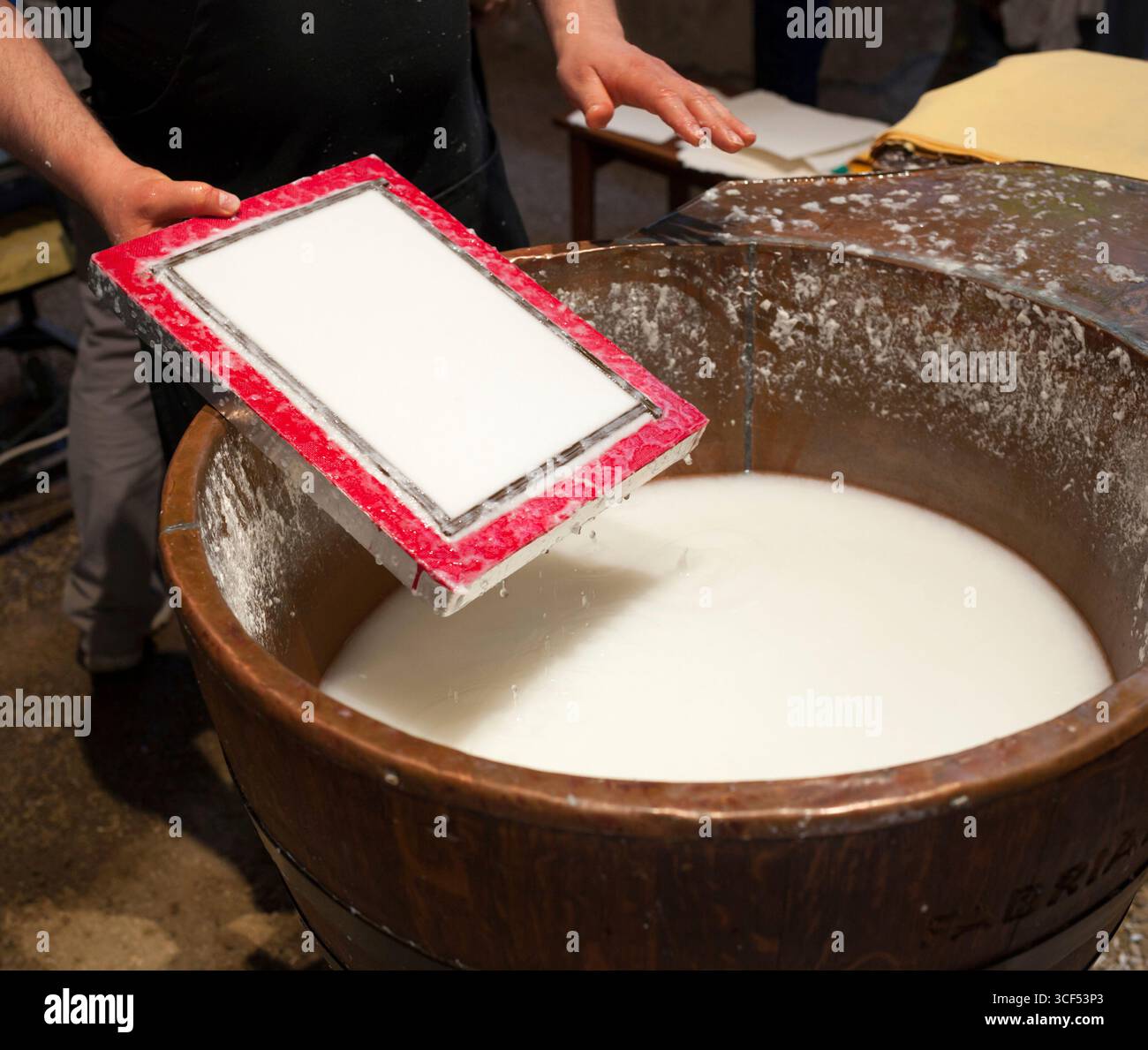 Produzione di carta di cotone fatte a mano antica tecnica. Foto Stock