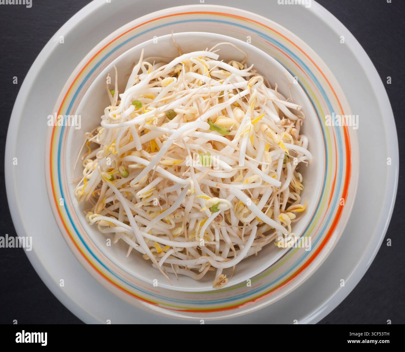 Piastra di germogli di soia di nero ardesia vassoio. Vista superiore della fotografia di cibo. Foto Stock