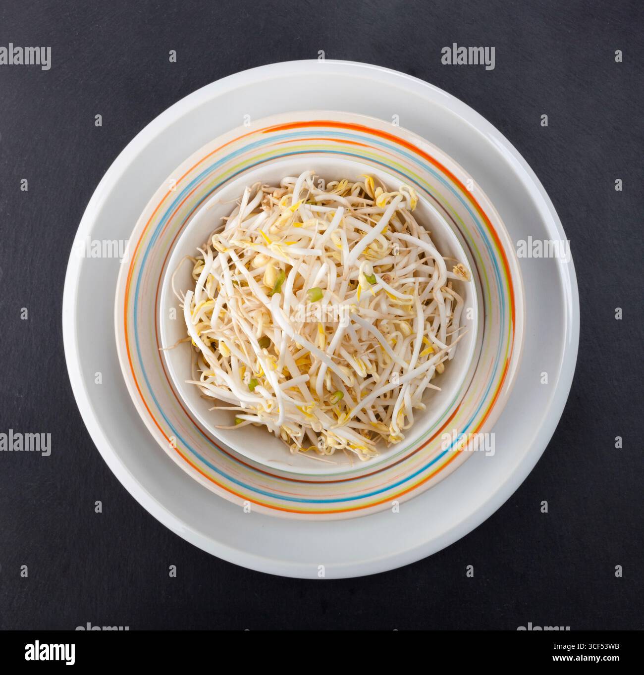 Piastra di germogli di soia di nero ardesia vassoio. Vista superiore della fotografia di cibo. Foto Stock