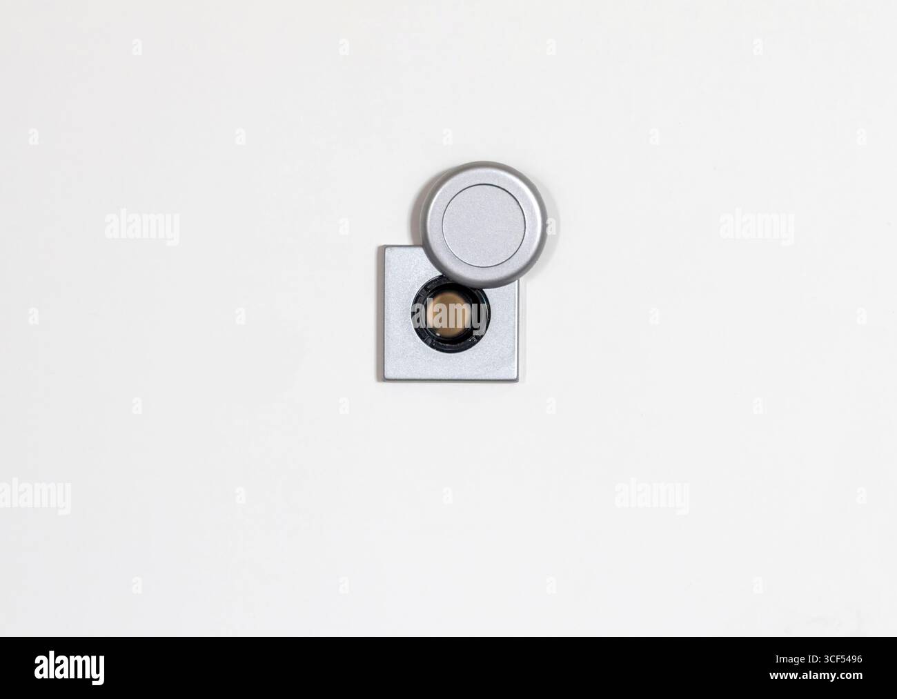 Spioncino della porta con coperchio scorrevole aperto che mostra la lente sulla porta bianca offrendo uno sguardo al mondo oltre, garantendo sicurezza e tranquillità ai residenti Foto Stock