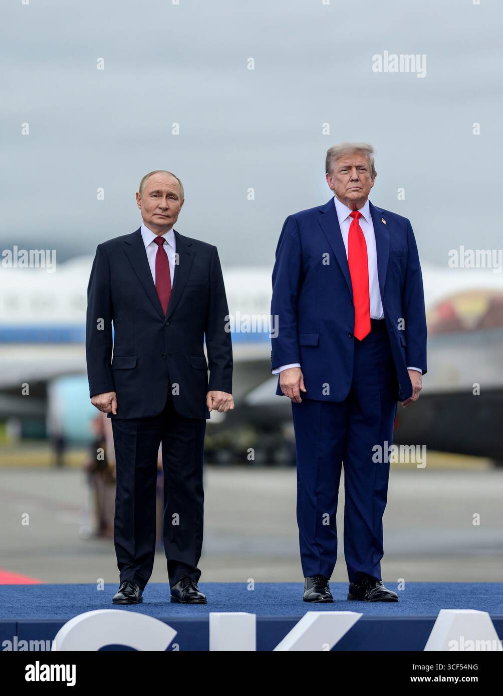 Anchorage, Stati Uniti d'America. 15 agosto 2025. Il presidente degli Stati Uniti Donald Trump, a destra, posa con il presidente russo Vladimir Putin, a sinistra, durante la cerimonia di arrivo alla Joint base Elmendorf Richardson, 15 agosto, ad Anchorage, Alaska. Trump sta ospitando Putin per colloqui per porre fine alla guerra russa in Ucraina. Credito: Daniel Torok/White House Photo/Alamy Live News Foto Stock