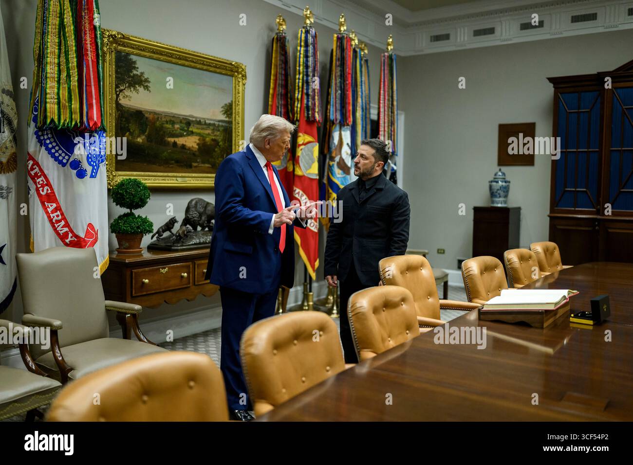 Washington, Stati Uniti. 18 agosto 2025. Il presidente degli Stati Uniti Donald Trump, a sinistra, parla con il presidente ucraino Volodymyr Zelenskyy, a destra, dopo aver firmato il libro ospite nella Roosevelt Room della Casa Bianca, 18 agosto 2025 a Washington, D.C. Credit: Daniel Torok/White House Photo/Alamy Live News Foto Stock