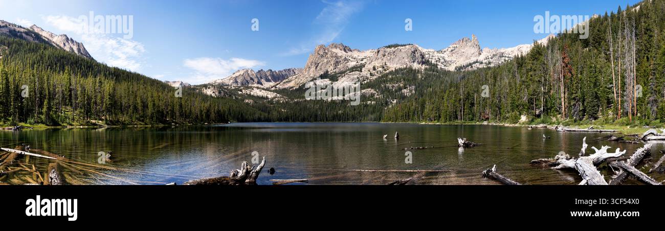 ID01151-00..... IDAHO -Hell Roaring Lake con la catena montuosa Sawtooth sullo sfondo, Sawtooth Wilderness, Sawtooth National Recreation area. Foto Stock