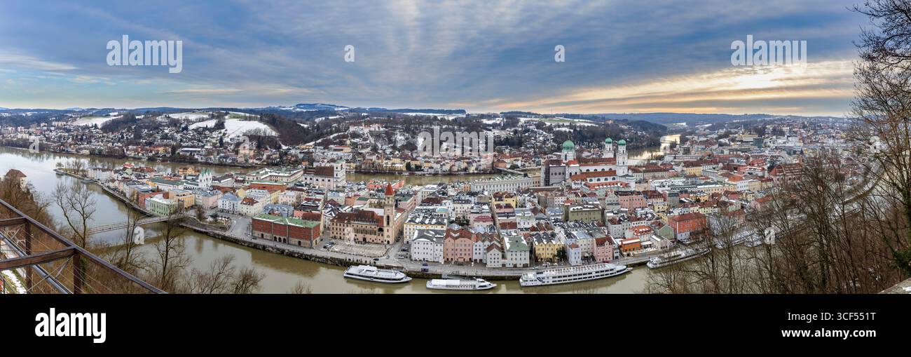 Vista di Passau in Baviera al tramonto in inverno. Foto Stock