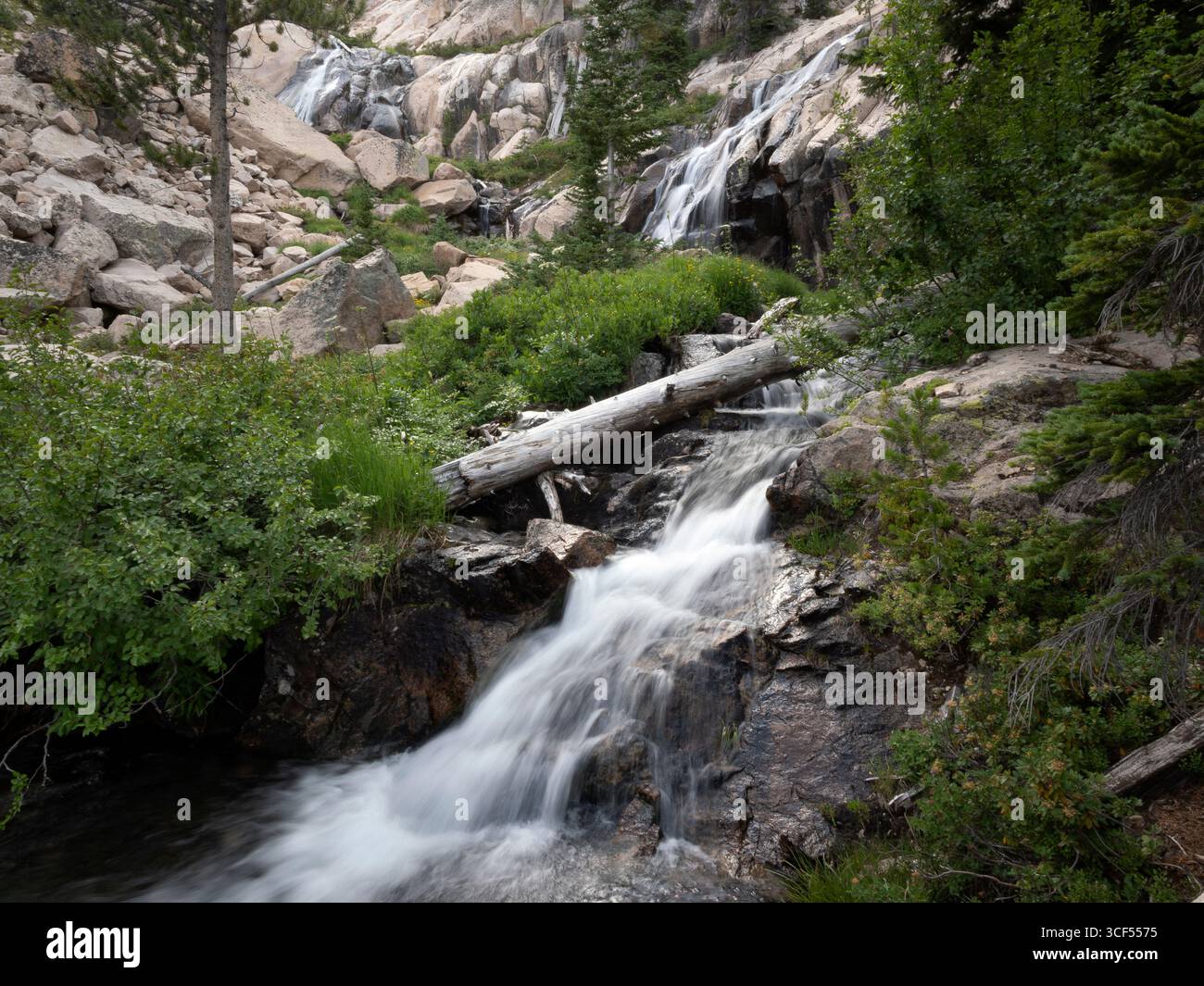 ID01169-00..... IDAHO - cascata sopra l'estremità nord del lago Imogene, Sawtooth Wilderness, Sawtooth National Forest. Foto Stock