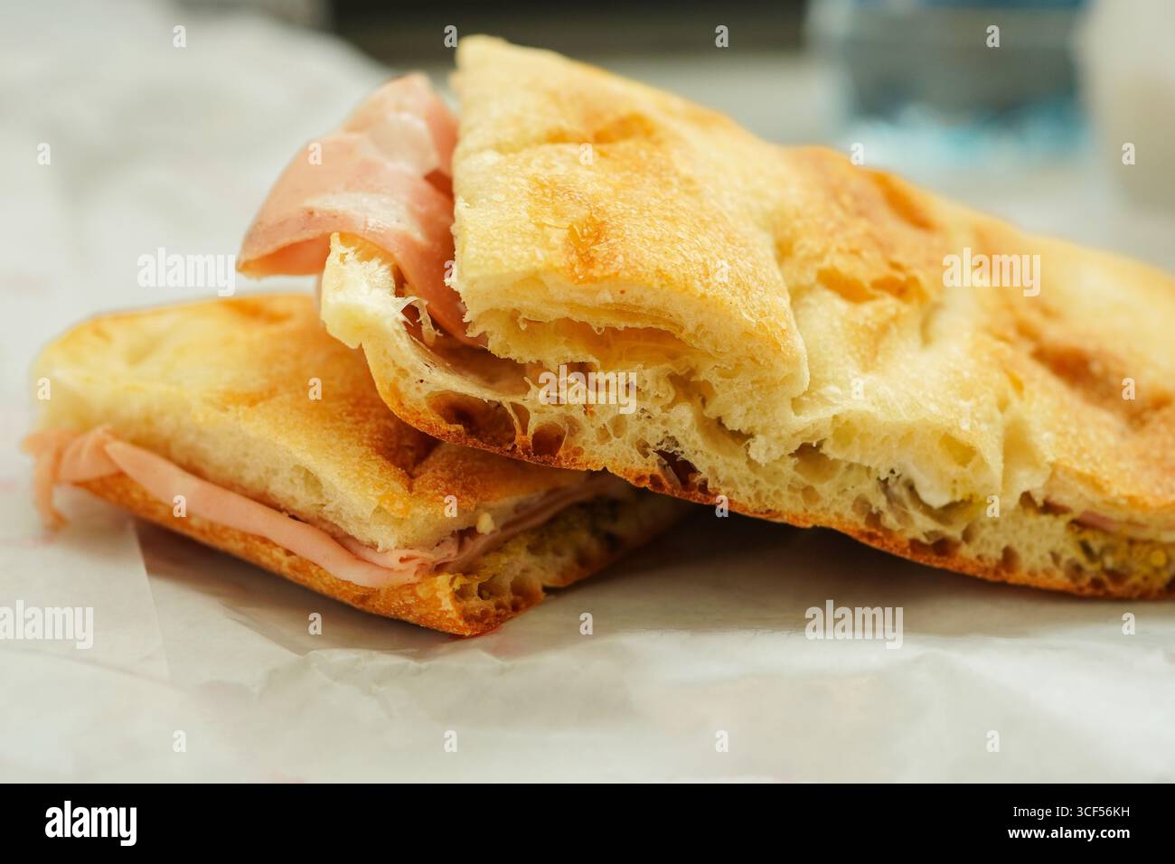 Panino alla focaccia italiana con mortadella e pesto Foto Stock