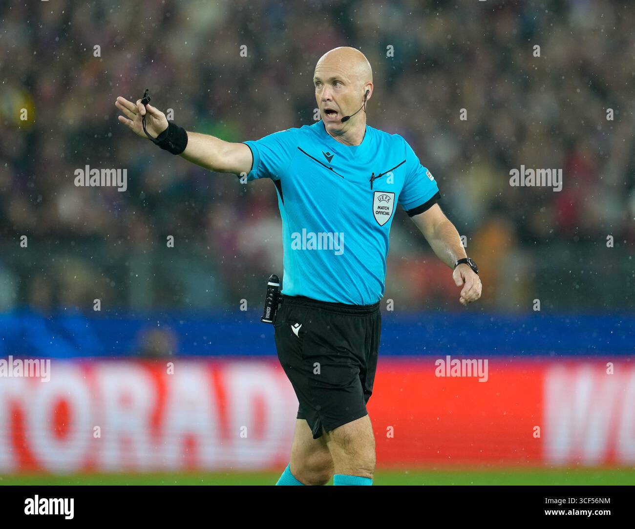 Basilea, Svizzera. 20 agosto 2025. L'arbitro ANTHONY TAYLOR durante la partita di playoff della UEFA Champions League tra il Basilea 1893 e il Copenaghen il 20 agosto 2025 a Basilea, in Svizzera. La partita terminò con un pareggio di 1-1. (Credit Image: © Scott Coleman/ZUMA Press Wire) SOLO PER USO EDITORIALE! Non per USO commerciale! Foto Stock