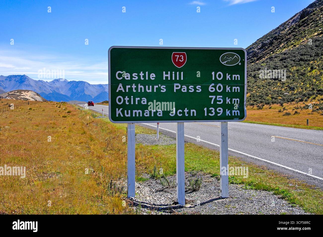 Distanza su strada segno sulla statale 73, regione di Canterbury, Isola del Sud, Nuova Zelanda Foto Stock