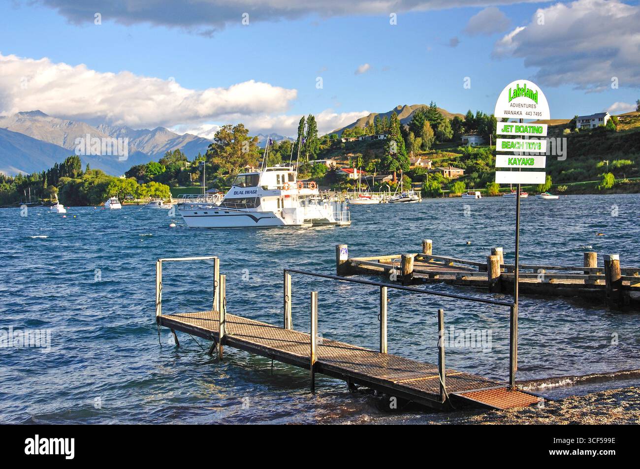 Ferry boat sbarco, il lago Wanaka, Wanaka, Regione di Otago, Isola del Sud, Nuova Zelanda Foto Stock