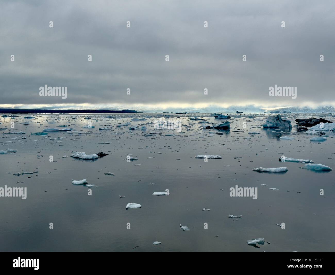 Laguna glaciale disseminata di iceberg dal ghiacciaio Breiðamerkurjökull, parte del Parco Vatnajokull Mational nel sud-est dell'Islanda. - Immagine stock catturata con smartphone