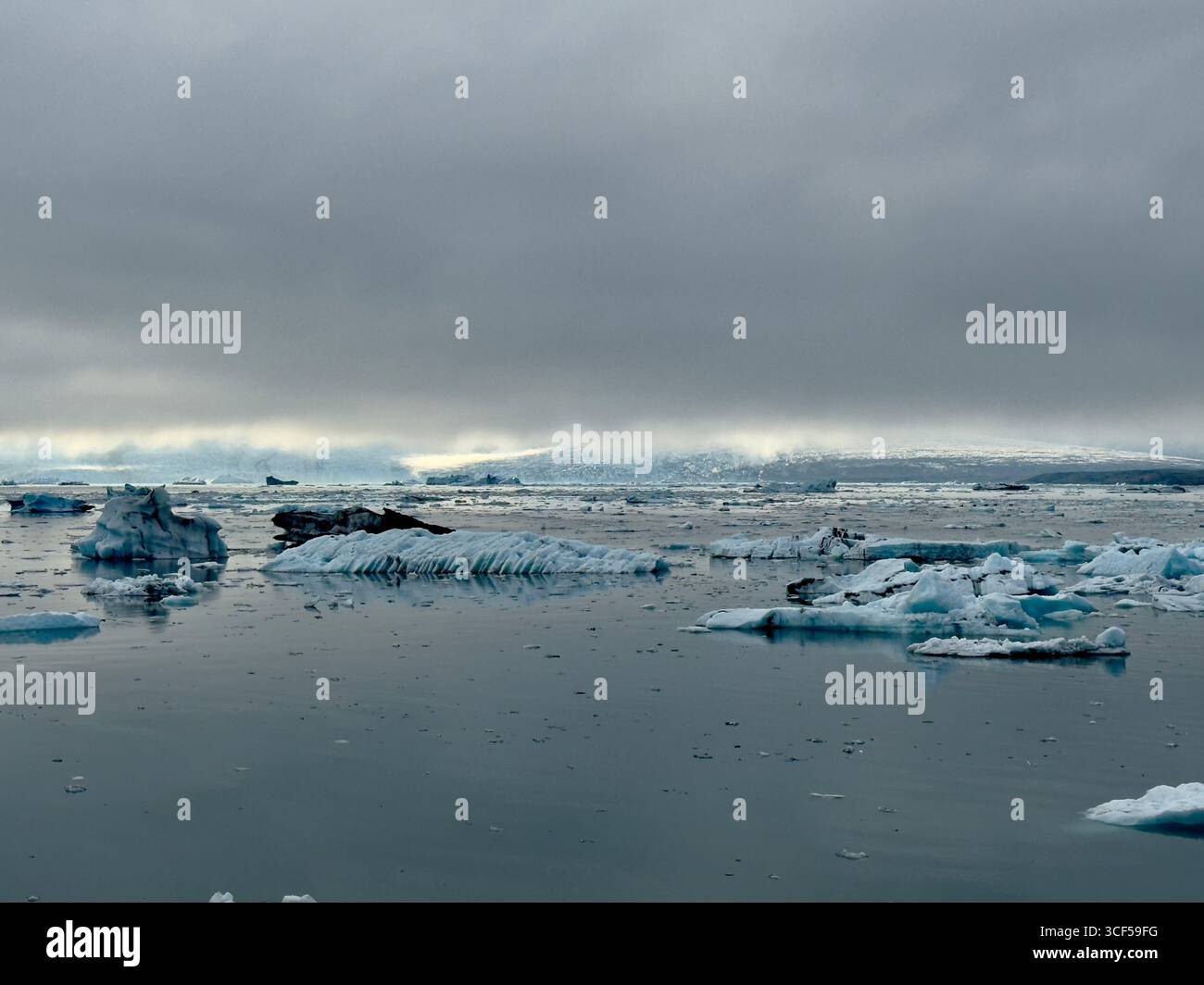 Ghiacciaio Breiðamerkurjökull visto sullo sfondo della Laguna glaciale. - Immagine stock catturata con smartphone