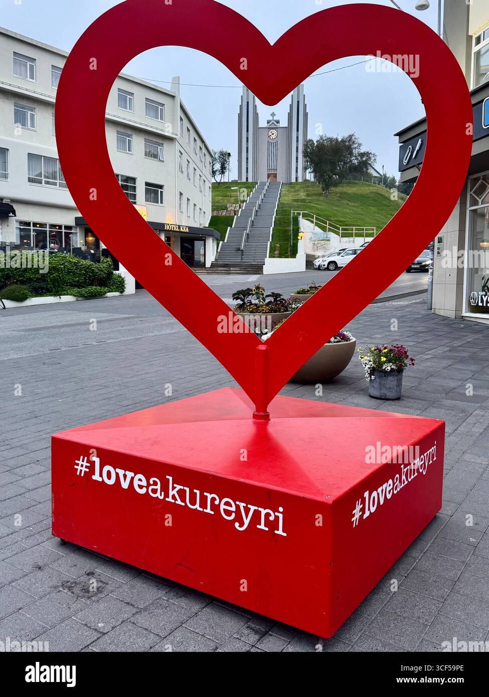 Una scultura in metallo mobile a forma di cuore in uno degli ingressi della principale strada pedonale nel centro di Akureyri. - Immagine stock catturata con smartphone