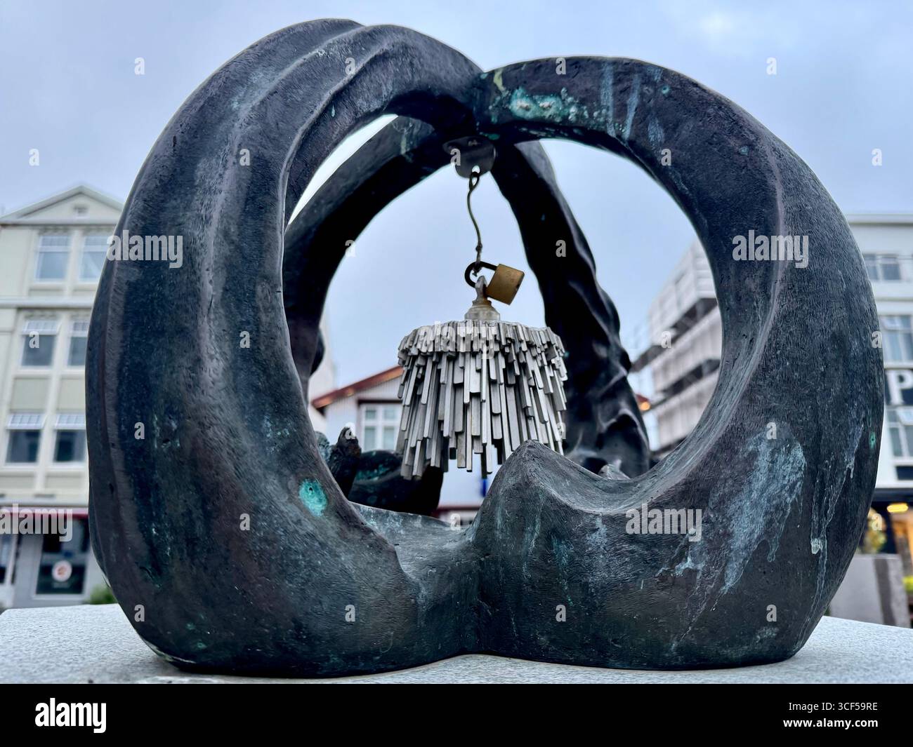 Una delle numerose splendide sculture che risiedono all'aperto vicino al parco giochi Akureyri, nella principale via pedonale di Hafnarstraeti. - Immagine stock catturata con smartphone