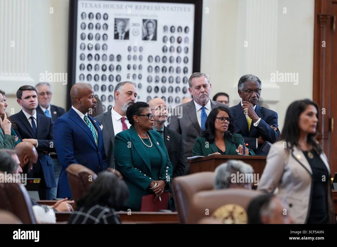 Austin Texas USA, 20 agosto 2025: I democratici del Texas si allineano per parlare all'opposizione come The Texas House Debates HB4, un controverso disegno di legge che potenzialmente dà al Texas altri cinque seggi repubblicani nelle elezioni del Congresso del prossimo anno. La misura ha approvato 88-52 voti su una rigida linea di partito. A destra c'è la Rep. NICOLE COLLIER, D-Fort Worth, che ha trascorso due notti in Aula questa settimana. Crediti: Bob Daemmrich/Alamy Live News Foto Stock