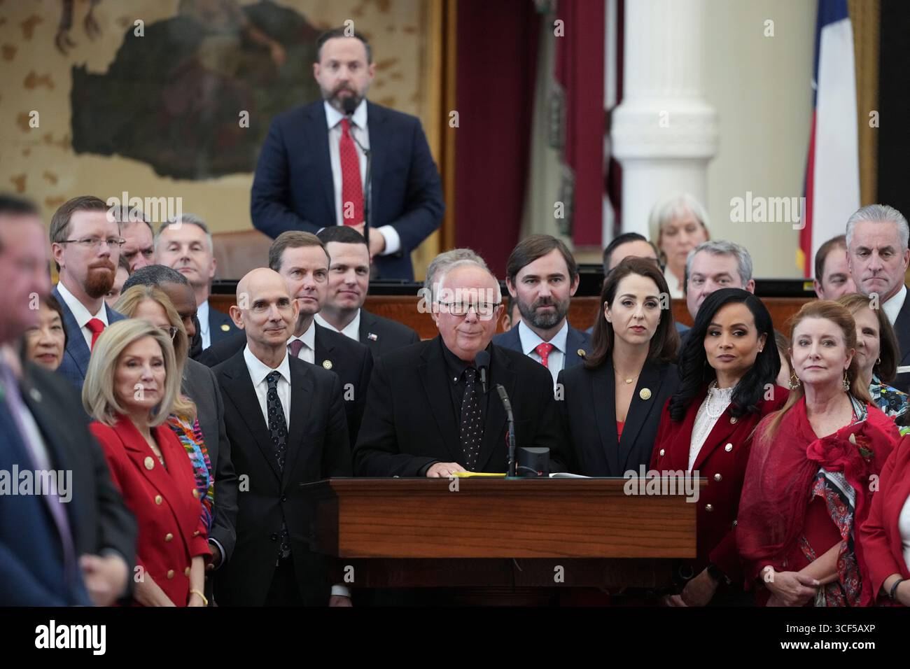 Austin Texas USA, 20 agosto 2025: I Texas House Republicans guidati dal Rep. Di Stato TODD HUNTER, R-Corpus Christi, si allineano per parlare mentre la Texas House discute HB4, un disegno di legge che potenzialmente dà al Texas altri cinque seggi repubblicani nelle elezioni del Congresso del prossimo anno. La misura ha approvato 88-52 voti su una rigida linea di partito. Crediti: Bob Daemmrich/Alamy Live News Foto Stock