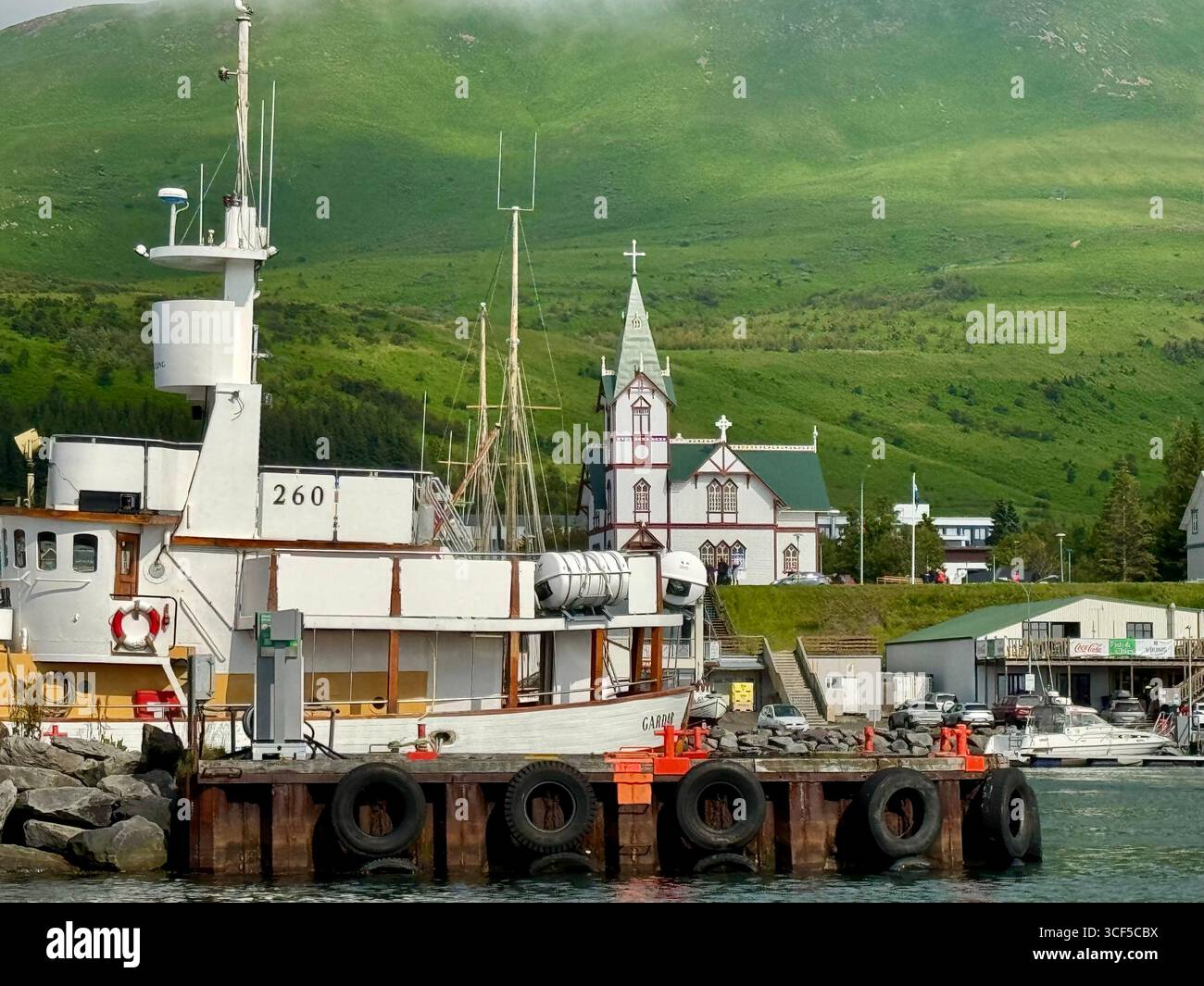 Husavik è un affascinante villaggio di pescatori e il più antico insediamento in Islanda. - Immagine stock catturata con smartphone