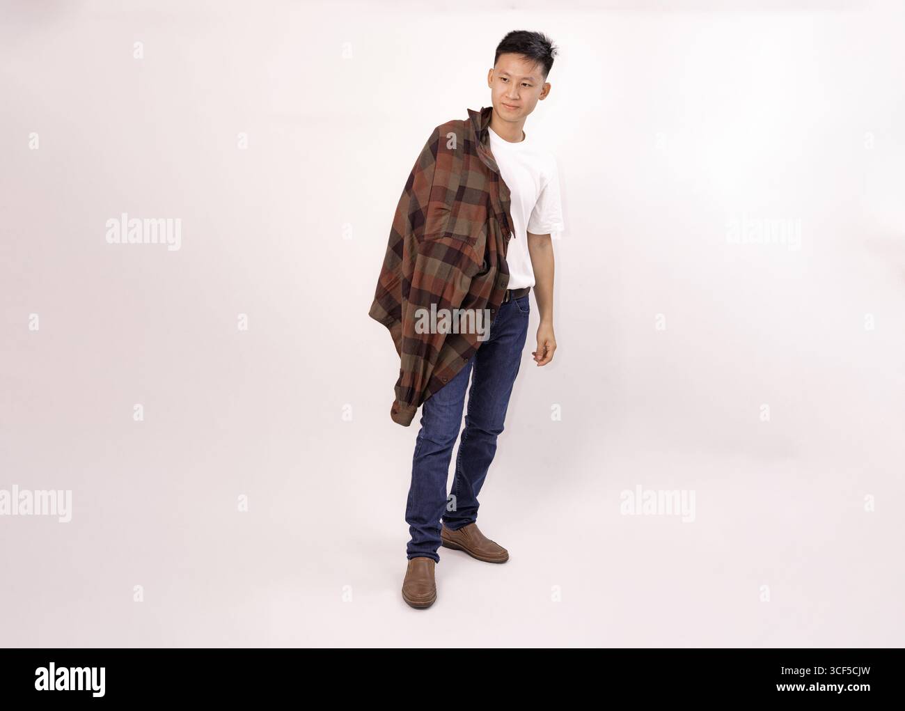 un uomo che indossa un outfit elegante e indossa un abbigliamento casual in tutta sicurezza Foto Stock