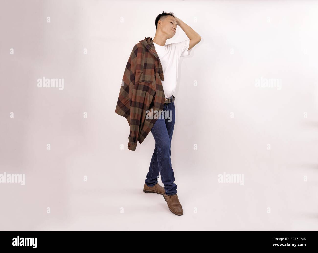 un uomo che indossa un outfit elegante e indossa un abbigliamento casual in tutta sicurezza Foto Stock