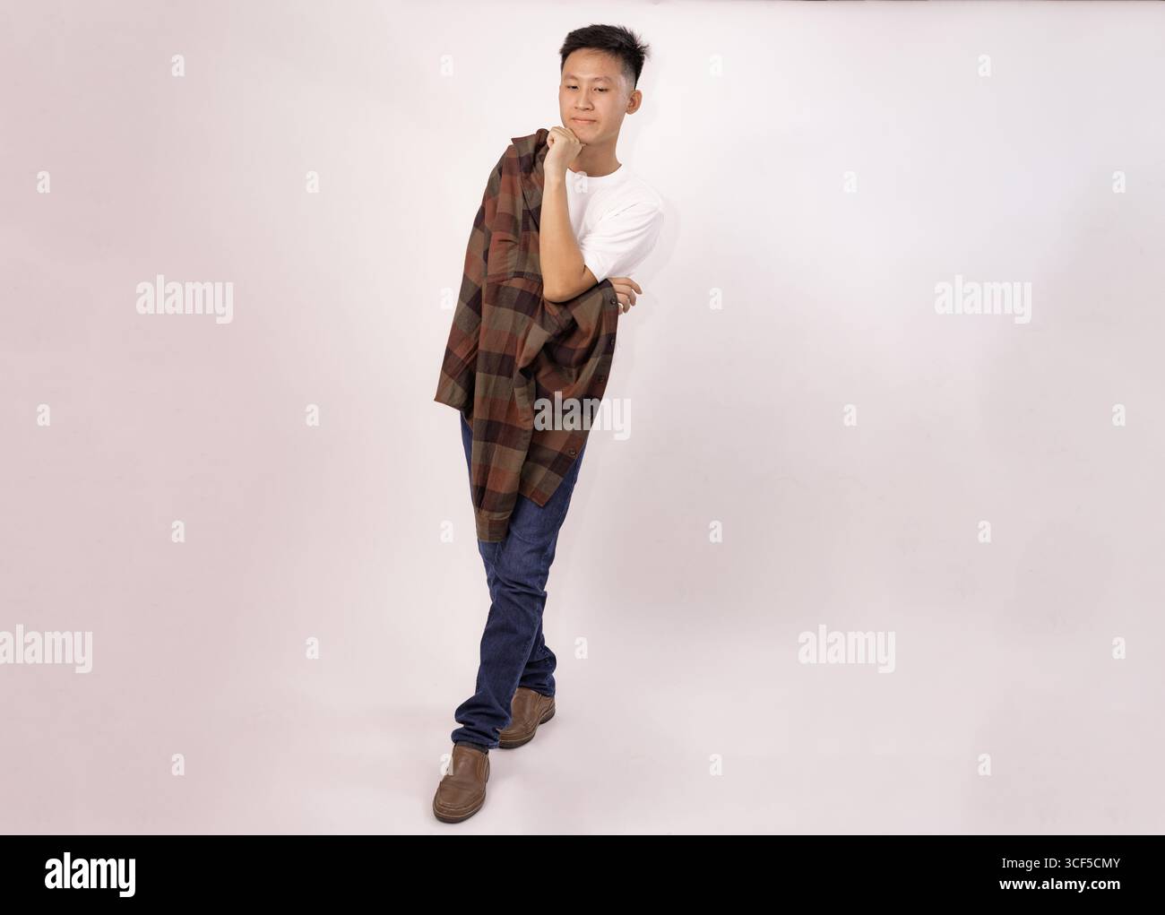 un uomo che indossa un outfit elegante e indossa un abbigliamento casual in tutta sicurezza Foto Stock