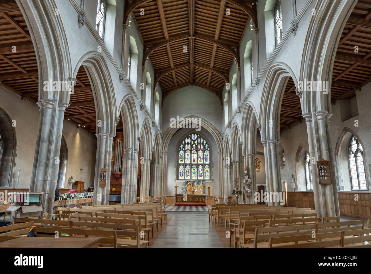 Londra, Regno Unito - 18 agosto 2025 - l'interno di St Giles senza Cripplegate (Chiesa di St Giles Cripplegate) in stile gotico perpendicolare. Questo histori Foto Stock
