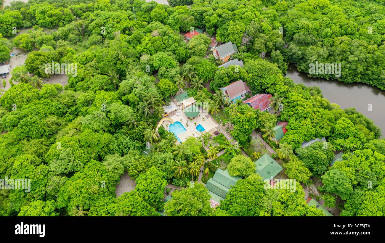 Una splendida vista aerea di un resort tropicale circondato da lussureggiante vegetazione sull'Isola di Rosario, Cartagena, Colombia. Foto Stock