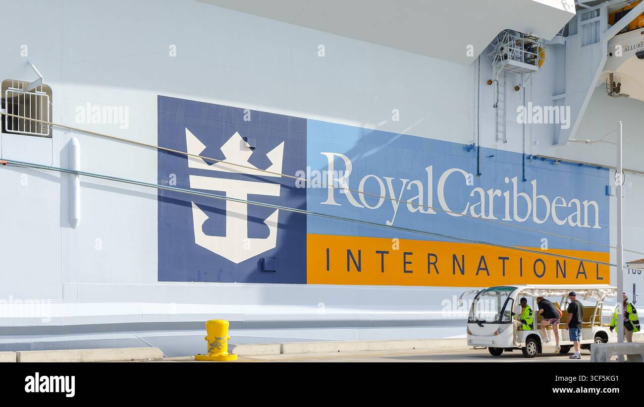 Nassau, Bahamas - 14 febbraio 2025: La nave da crociera della Royal Caribbean International è ormeggiata con i membri dell'equipaggio che si preparano all'imbarco dei passeggeri e V Foto Stock