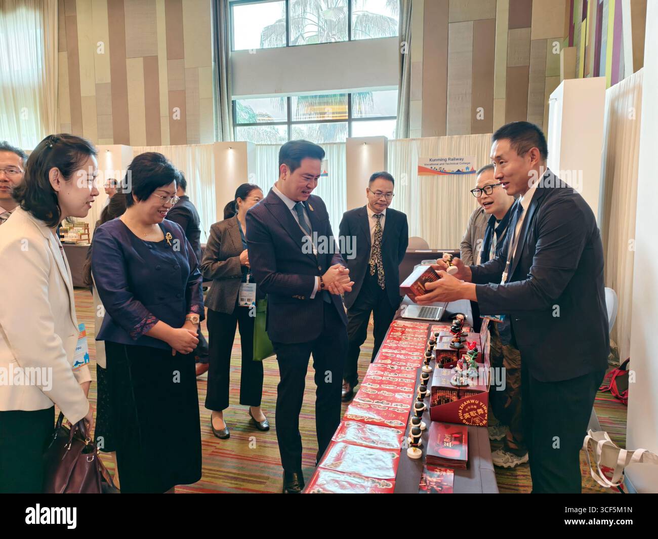 I partecipanti hanno visitato la fiera dei prodotti. Kong Jing, Thailandia. 19 agosto 2025. La conferenza China-Laos-Thailand Railway Logistics and Tourism Promotion Conference si è tenuta a Khon Kaen, Thailandia, il 19 agosto 2025, ora locale. Credito: Li Yingmin/China News Service/Alamy Live News Foto Stock